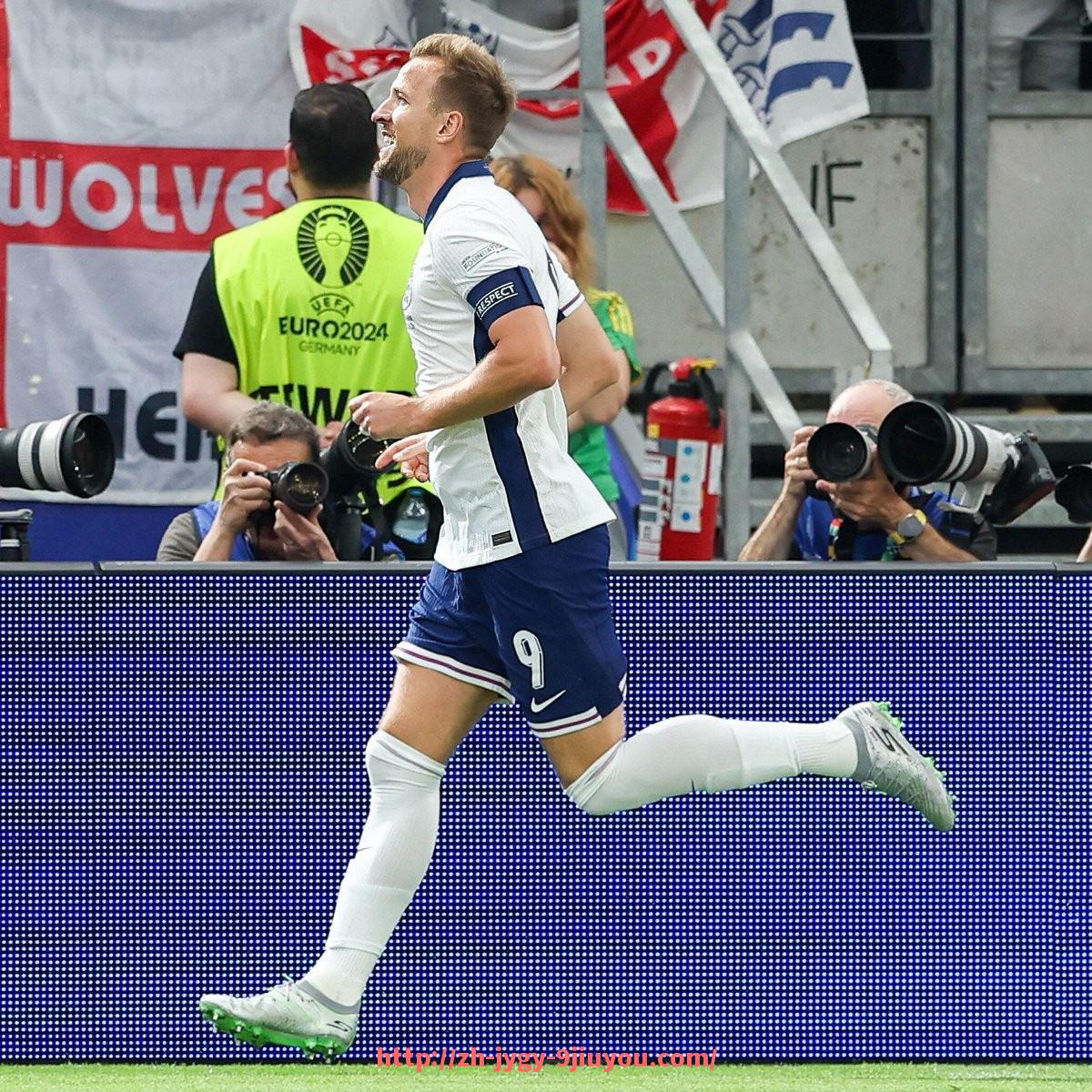 jiuyou九游娱乐-世俱杯比赛官方指定球鞋的配置标准与技术适配性报告